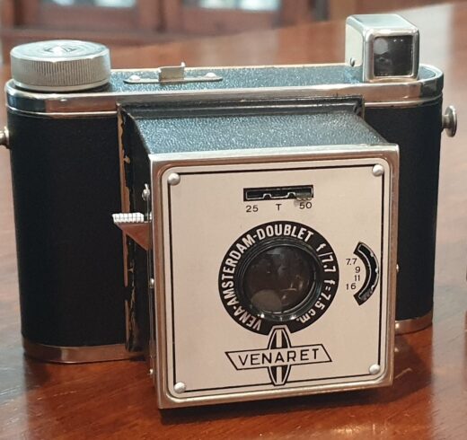 Colur photograph of a Vena Venaret Junior box camera.